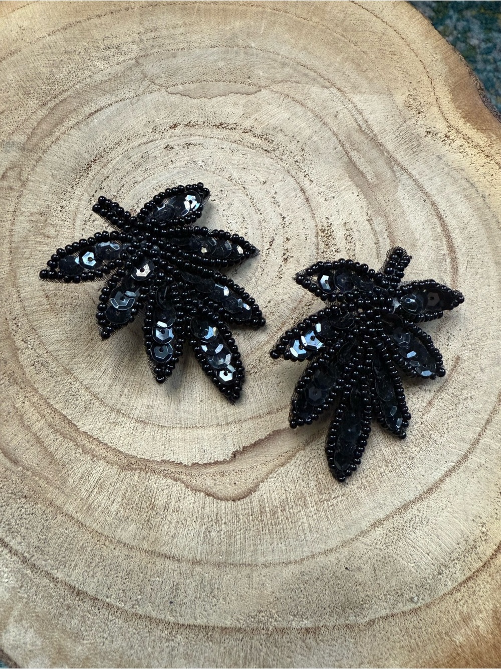 Vintage black leaf sequined pierced earrings